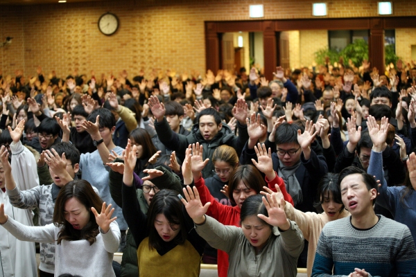 ▲청년들이 설교 후 통성기도를 하고 있다. ⓒ교회 제공