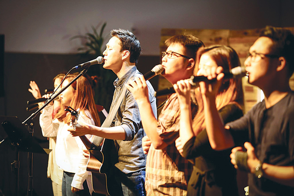 6개 교회 청년들로 구성된 파이어 크루세이드 찬양팀이 찬양하고 있다.