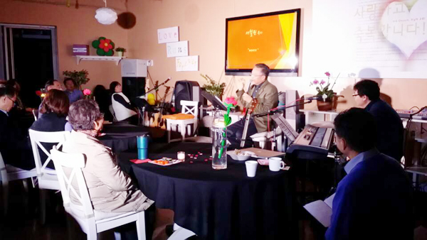 무료 커피와 아름다운 음악이 있는 히스카페의 모습