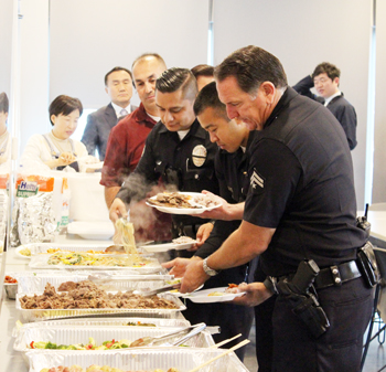 한인 목회자들이 올림픽경찰서 소속 경찰들에게 바비큐와 함께 다양한 한국 음식을 대접했다. 