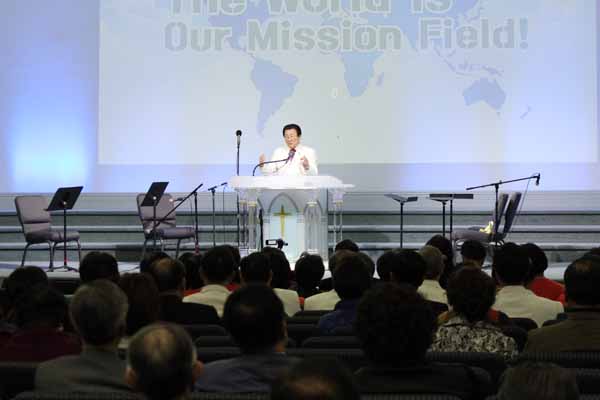 삼일절 기념예배에서 피종진 목사가 설교하고 있다. 