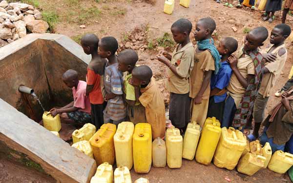굿네이버스가 주력하고 있는 아프리카 빈곤국가 식수 개발 사업