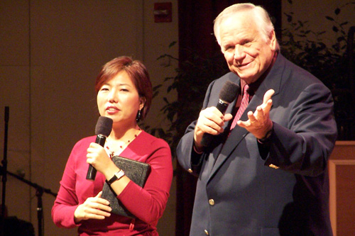 집회 인도하는 로렌 커닝햄 목사(오른쪽).