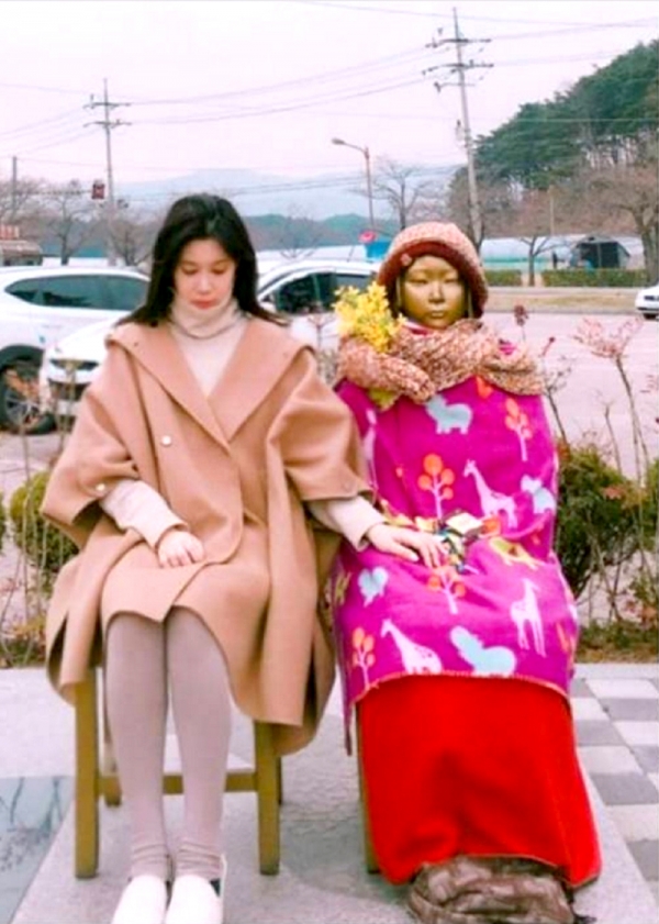 ▲소녀상 옆 빈 의자에 앉은 가수 배다해. ⓒ배다해 인스타그램