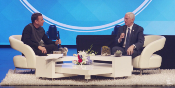 
마이크 펜스 부통령(오른쪽)과 데이비드 휴 목사가 인터뷰를 진행하고 있다. 
▲데이비드 휴 목사(왼쪽)가 마이크 펜스 부통령과 인터뷰를 진행하고 있다. ⓒ글레이즈 교회