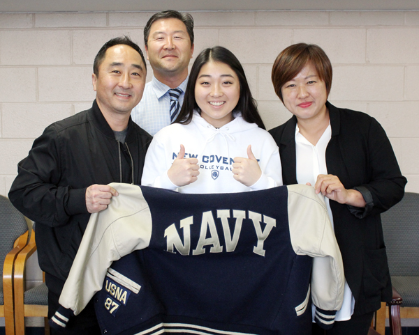 오드리 박 양과 부모, 제이슨 송 교장.