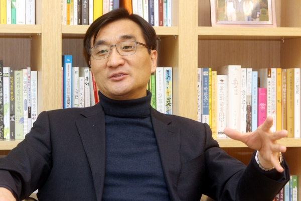 ▲이재훈 목사는 책에서 “올바른 계시를 통해 주어진 생각을 믿음으로 받아들임으로써 생각을 다시 생각해 보자”고 강조한다. ⓒ김진영 기자