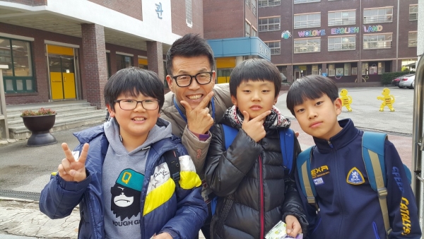 
박연훈
▲학교 앞 전도 중 만난 어린이들과 함께 기념촬영한 박연훈 목사(왼쪽 두 번째). ⓒ키즈처치리바이벌
