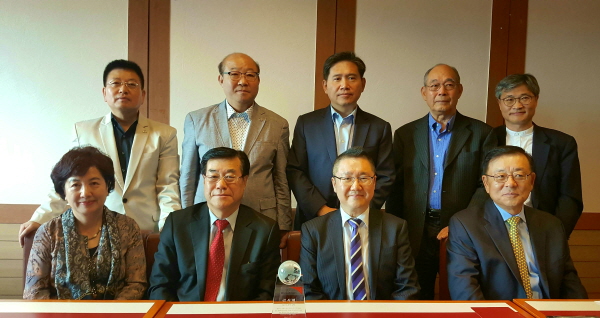 월드비전 운영위원회가 월드비전 미주본부에 성금을 전달했다.  