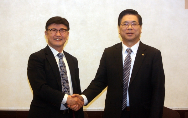 한기총 이영훈(오른쪽)·한교연 정서영 대표회장이 악수하고 있다.