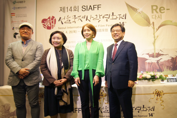 ▲제14회 서울국제사랑영화제 기자간담회 후 주요 참석자들이 기념촬영을 하고 있다. (왼쪽부터 순서대로) 조현기 프로그래머, 배혜화 집행위원장 , 김정은 홍보대사, 임성빈 조직위원장. ⓒ김신의 기자