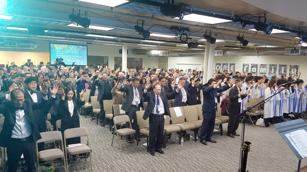 사우스베이 지역의 성도들이 한 자리에 모여 북한의 구원과 통일을 위해 손을 들고 기도하고 있다.