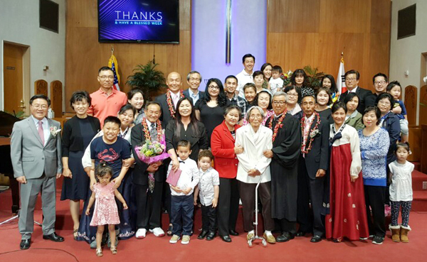 갓스윌연합교회가 창립 49주년을 맞이해 임직식을 거행했다. 