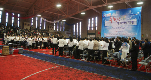 뉴저지지역 부활절연합예배가 16일 아모리센터에서 1천8백여 목회자와 성도들이 참여한 가운데 진행됐다 사진은 연합찬양대의 찬양.