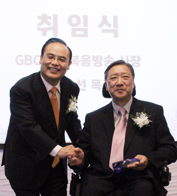 한기홍 신임 이사장이 이영선 신임 사장에게 취임패를 전달했다.