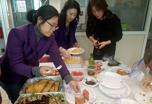 ▲2세 사역자인 임그레이스 목사의 'Cooking with Grace' 사역이 새해 들어 더욱 주목되고 있다. 사진은 지난해 연말 KCBN을 방문해 해물 파스타 등 다양한 요리를 전달하고 있는 임그레이스 목사.