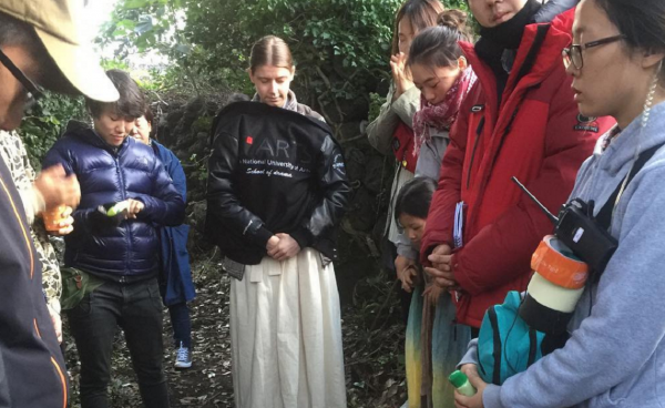 영화 <서서평, 천천히 평온하게> 촬영전 기도하고 있는 배우 및 제작진들. ⓒ아역배우 정혜윤(Yoonppoo) 인스타그램