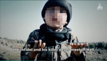 영상에 등장하는 IS 소년병의 모습. ⓒ메일온라인 보도화면 캡쳐