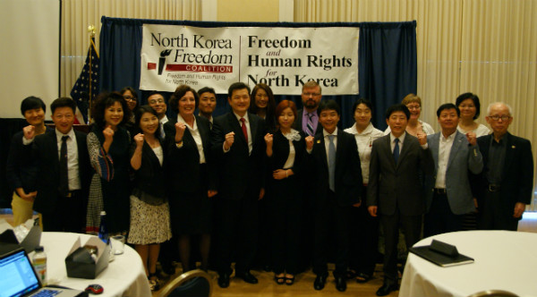 27일 워싱턴DC 네이셔널 프레스 센터에서 진행된 북한 자유와 평화 통일 준비를 위한 토론회 발제자들과 이번 14회 북한자유주간을 준비한 관계자들이 북한 자유를 외치며 기념촬영을 했다. 