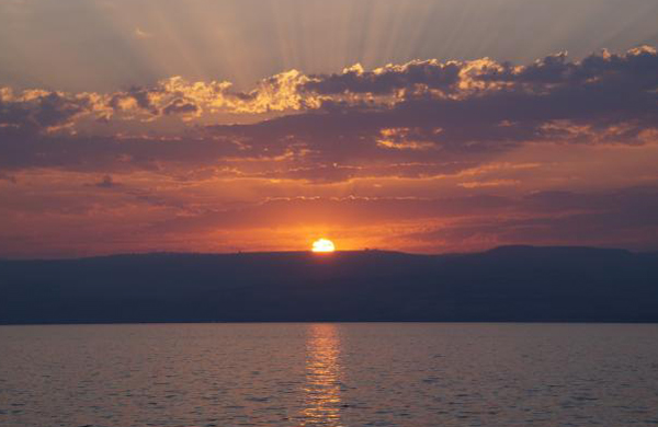 갈릴리 바다의 일출 모습