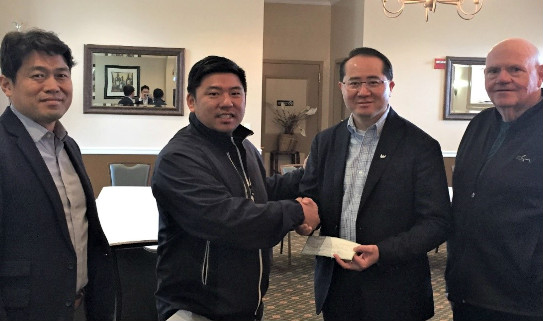 청소년센터의 발전을 위한 교계의 관심이 요청되고 있는 가운데 클리어뷰 골프장이 청소년센터 기금으로 26일 2500불을 전달했다. 사진은 26일 가진 기금전달식 모습. 왼쪽부터 청소년센터 서기 최호선 목사, 클리어뷰골프장 총괄 매니저, 청소년센터 대표 황영송 목사, 클리어뷰골프장 총장 윌리엄 오스본. 