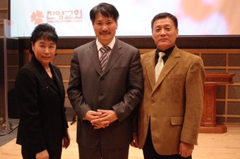 임명희 목사(가운데)와 배영옥 선교사(광야교회 미 동부지역담당) 내외