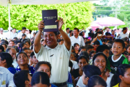 한 멕시코인이 대한성서공회가 보급한 성서를 들고 기뻐하고 있다(사진은 기사 내용과 직접적 관계가 없습니다).
