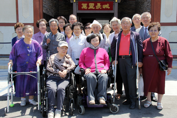 샬롬장애인선교회 경로잔치를 마친 후 기념촬영