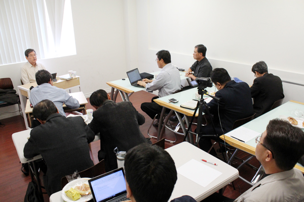 본지 주최 목회자 세미나에서 김상덕 목사가 강의하고 있다. 