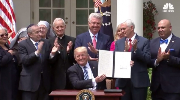 
트럼프 행정명령 종교의 자유
▲트럼프 대통령이 '종교의 자유' 행정명령에 서명한 뒤 이를 들어보이고 있다. ⓒNBC뉴스 보도화면 캡쳐
