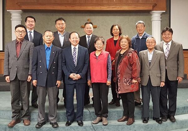 사우스베이목사회 회원들이 월례회를 마치고 기념촬영했다.
