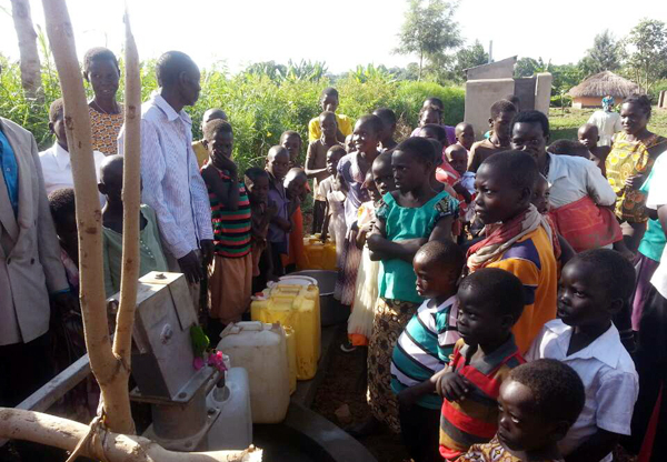 김세현 선교사가 한 마을에 우물을 개발하고 물을 공급하는 모습