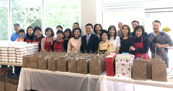 샬롬교회와 코이노니아선교회가 함께 노인잔치를 준비했다.