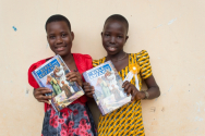 토고에서 성경을 들고 있는 아이들. ⓒ성서공회