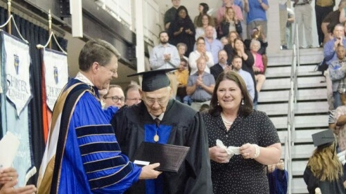 ▲졸업장을 받는 호레이스 쉐필드 목사. ⓒ미국 크리스천포스트