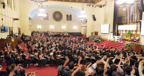 나성순복음교회 성도들이 새생명 전도를 결단하는 전도부흥성회에서 뜨겁게 기도하고 있다.
