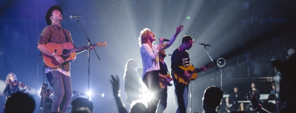 힐송 찬양팀의 CCM 아티스트들. 역량있는 교회가 CCM 아티스트들을 전략적으로 육성한 모범사례로 평가된다. 힐송 교회(Hillsong Church)의 찬양사역은 경영학 사례연구로 채택될 정도로 전문성을 확보하고 있다.