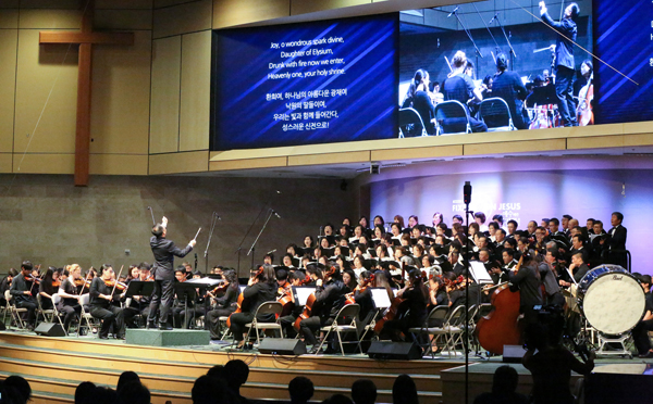 베델한인교회 유스 오케스트라의 연주 모습