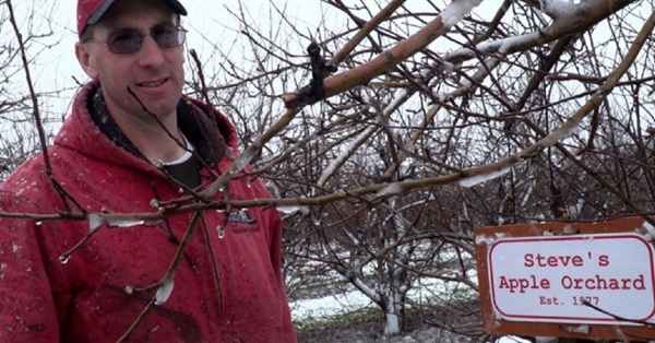 ▲스테판 테네스와 그가 운영 중인 과수원의 모습. ⓒ릴리저스뉴스