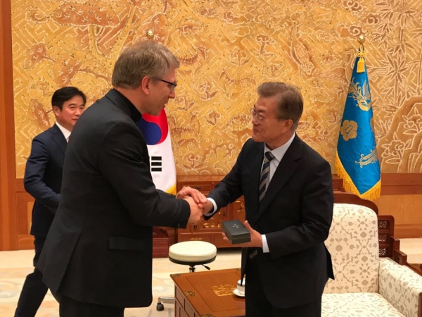 문재인 대통령(오른쪽)을 예방한 WCC 총무 올라프 퓍세 트베잇. ©WCC