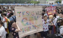 ▲동성애 퀴어 축제 당시 &#039;예수는 게이였다&#039;는 글귀를 펼쳐 보이던 참가자들.