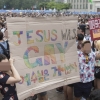 ▲동성애 퀴어 축제 당시 '예수는 게이였다'는 글귀를 펼쳐 보이던 참가자들.