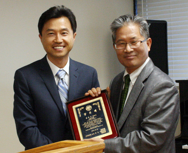 6월 4일 이취임 감사예배를 드리며 그동안의 공로를 치하하는 신임 감리사 이길준 목사(왼쪽)와 이임하는 직전 감리사 임영호 목사(오른쪽)