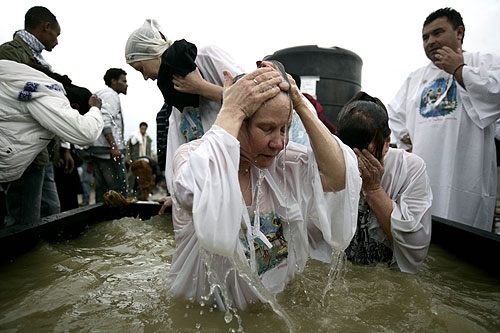 
세례 받고 있는 모습 (포토 : 사진 출처 = 이스라엘 관광청)