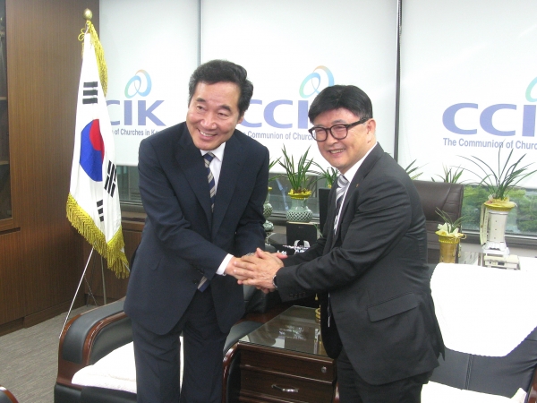 7일 낮 한국교회연합을 방문한 이낙연 총리(왼쪽)가 대표회장 정서영 목사와 악수하고 있다. ©박용국 기자