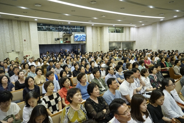

▲성도들이 말씀을 듣고 있다