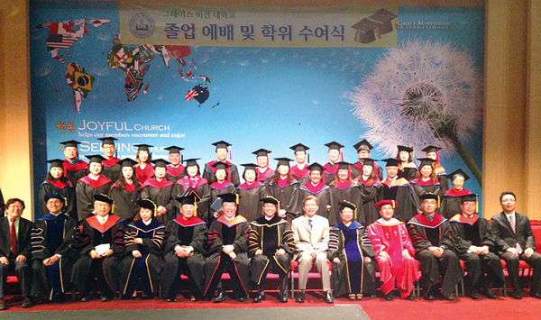 GMU가 졸업예배 및 학위수여식을 은혜한인교회 비전센터에서 거행했다.