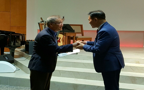 중앙장로교회가 성금을 전달했다.