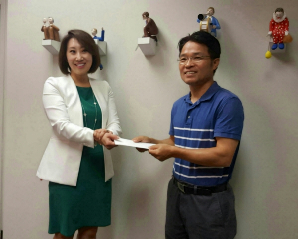 임수민 변호사가 밀알 최재휴 단장에게 후원금을 전달하고 있다.