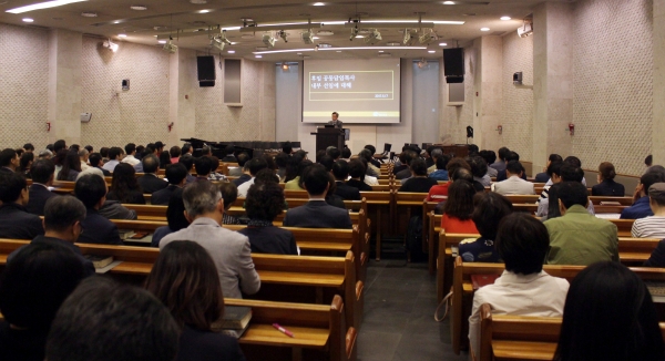 
▲100주년기념교회가 지난 5월 17일 운영위원들인 구역장들을 대상으로 후임 공동담임목회에 대해 공청회를 개최한 모습. ⓒ이대웅 기자